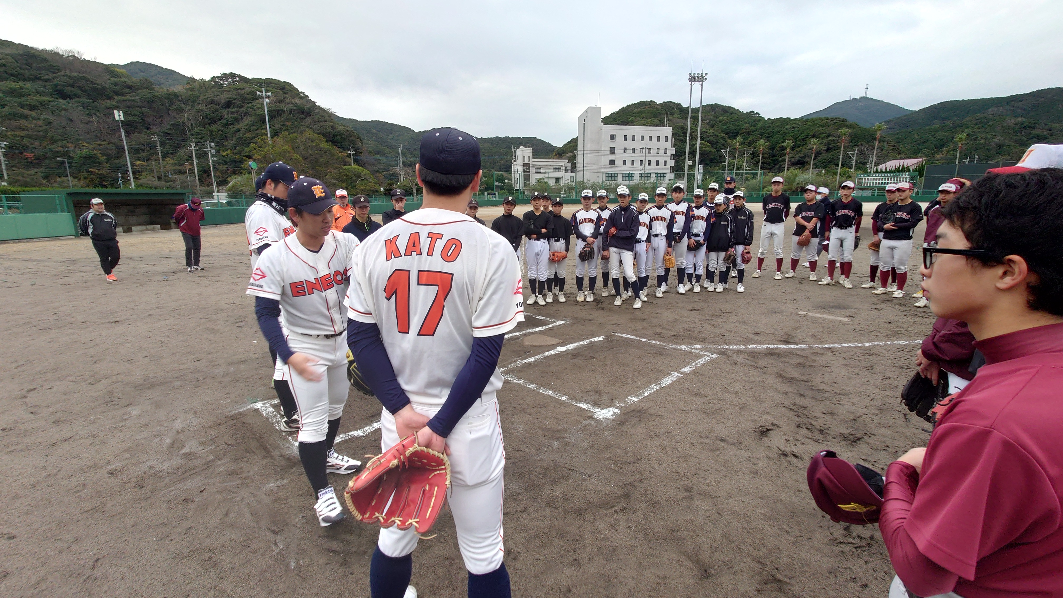 選手の指導を真剣に聞く野球少年たち
