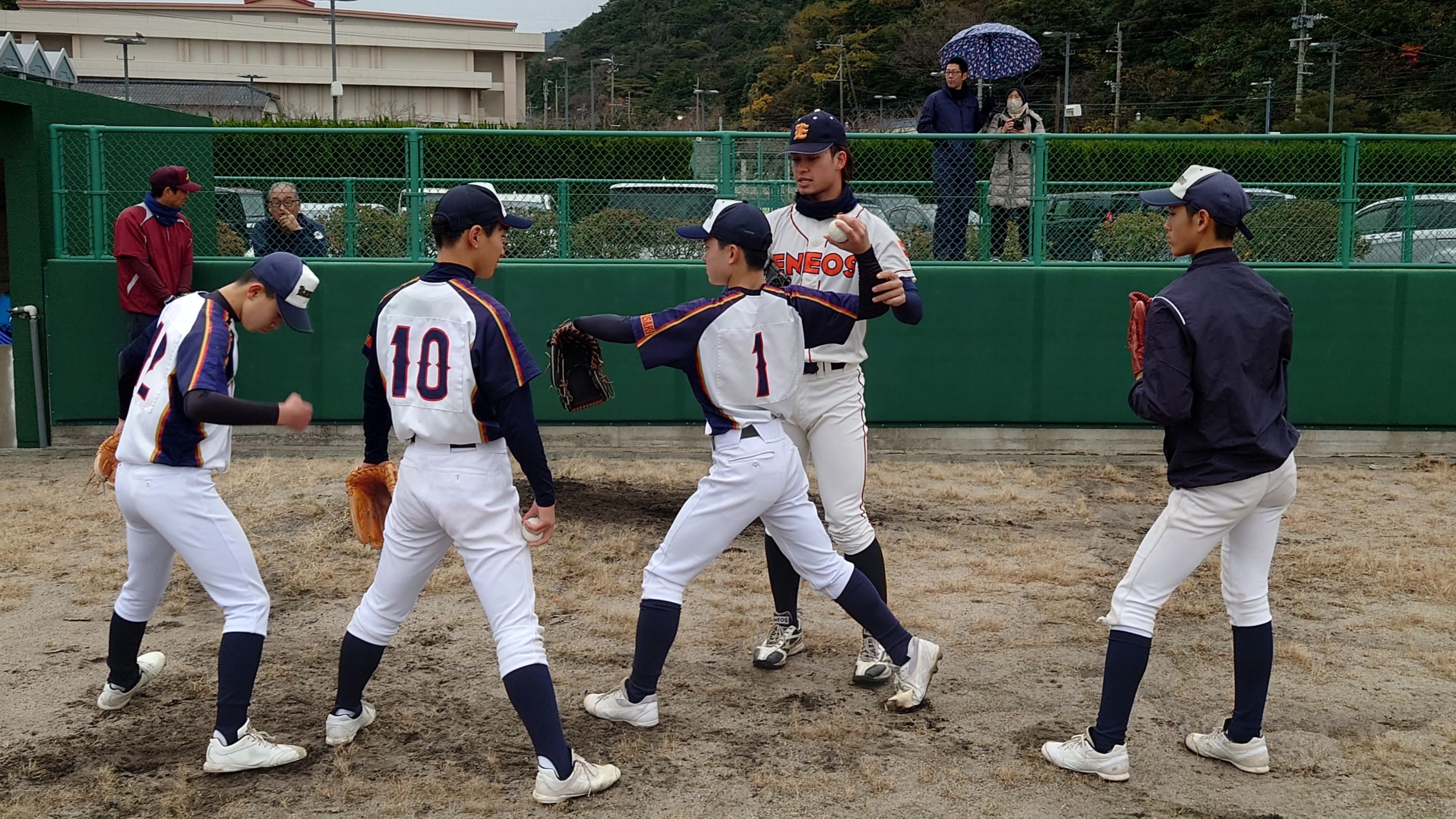 ハッブス投手の指導を受ける中学生ピッチャー