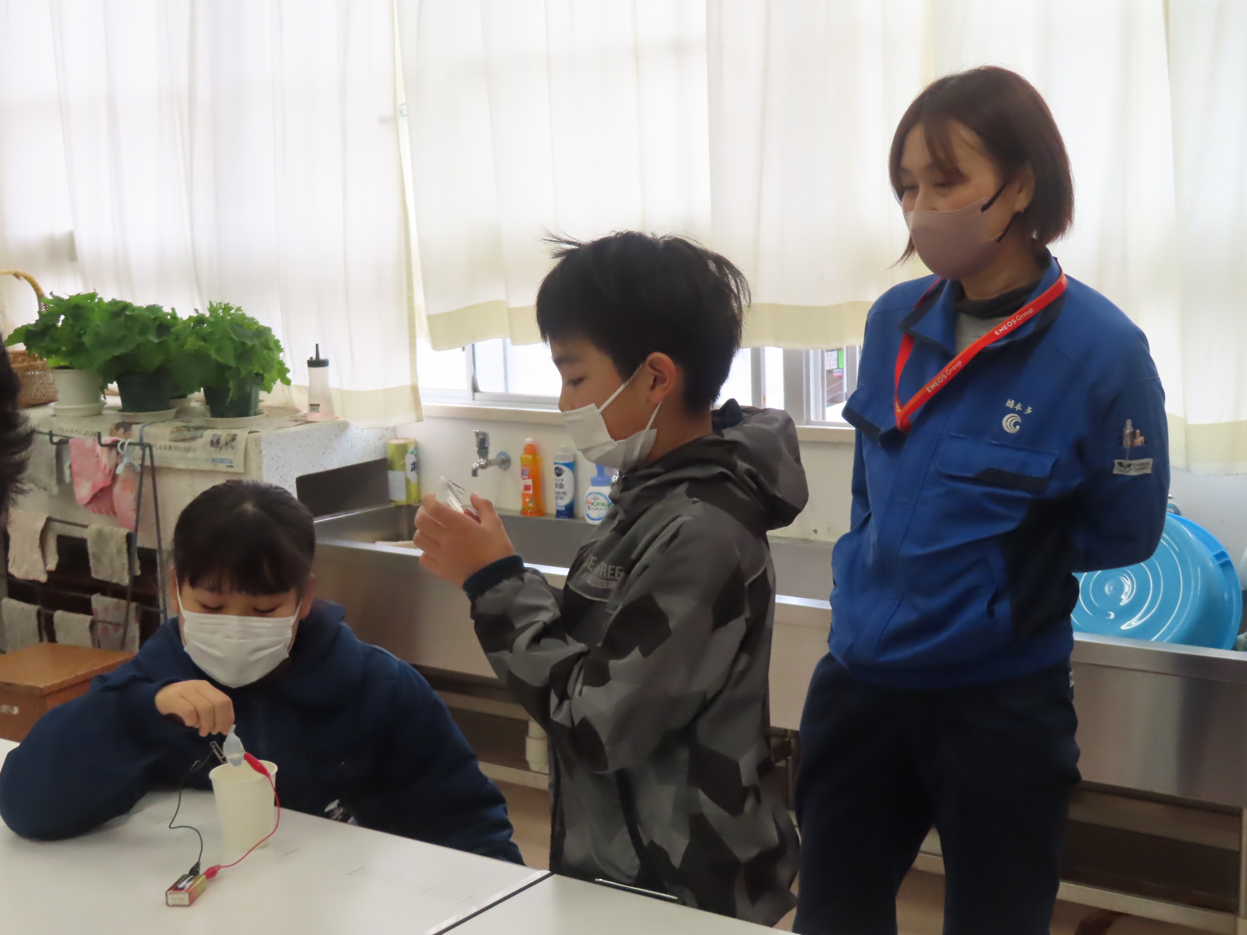 実験の様子を温かく見守ります。