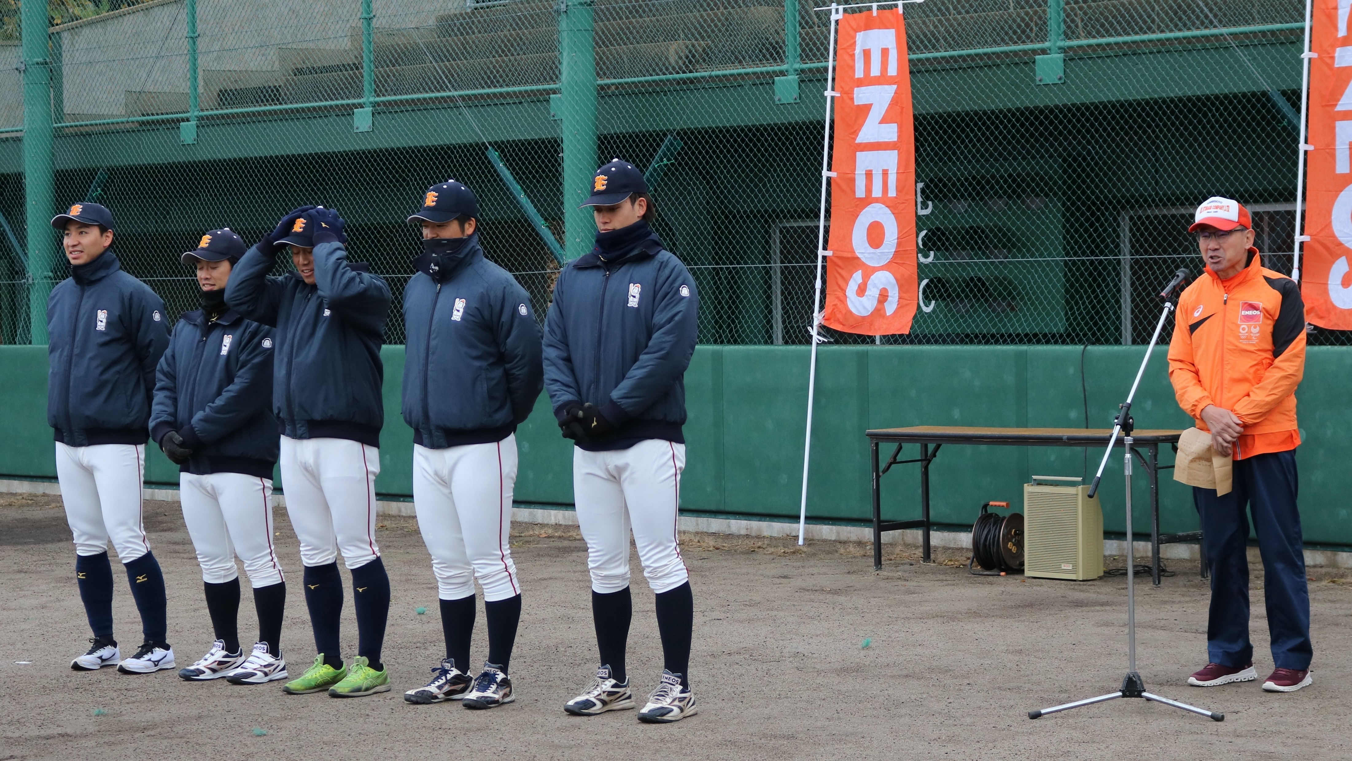 ENEOS野球部の選手と開会宣言を行う六車社長