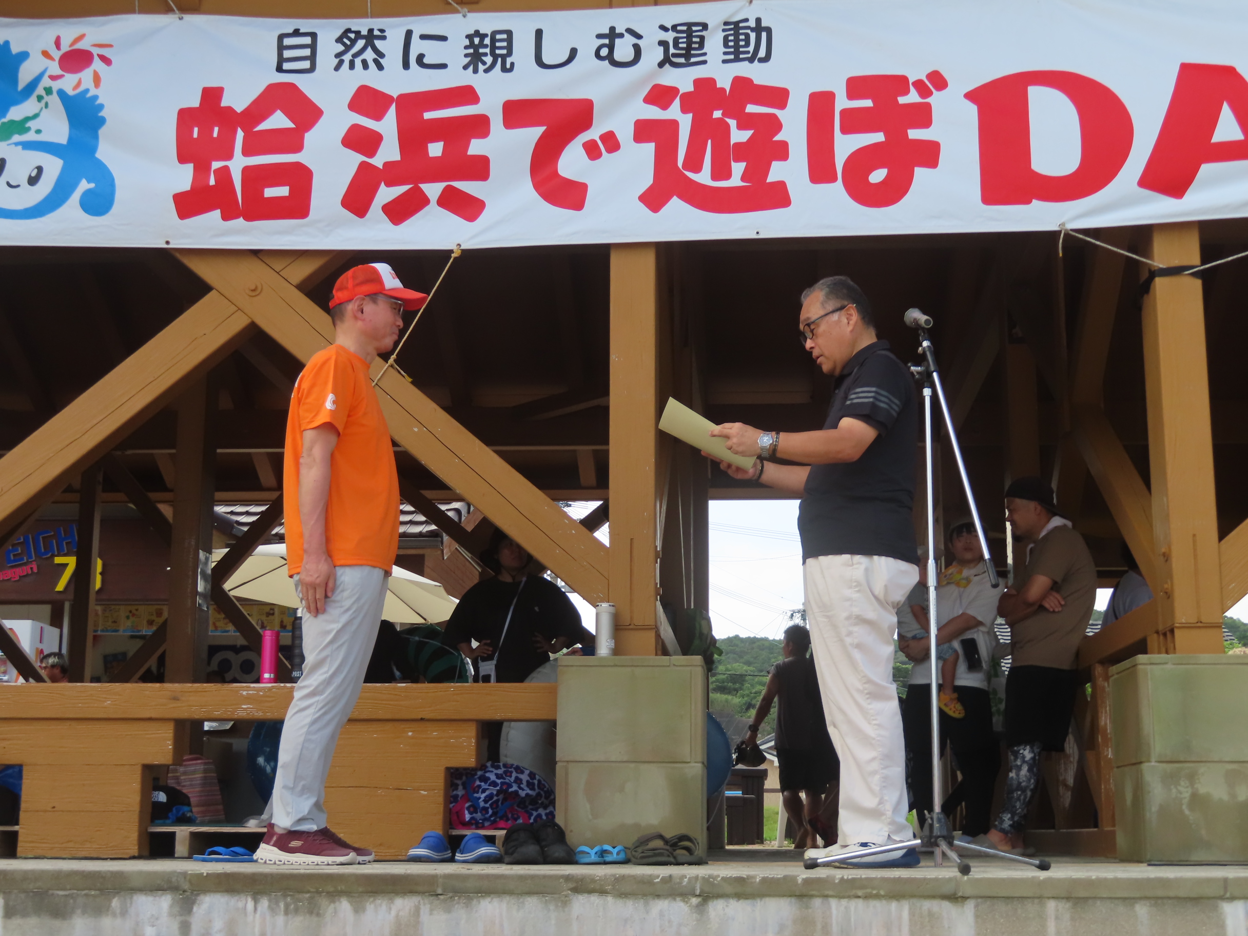 表彰状を受け取る六車社長